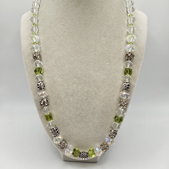 VINTAGE Crystal Clear and Green Beaded  Silver Accent Flower Clasp Necklace - Picture 6 of 10
